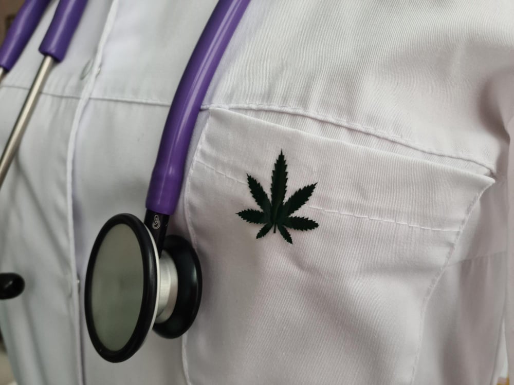 Photo doctor stethoscope with cannabis sign in pocket
