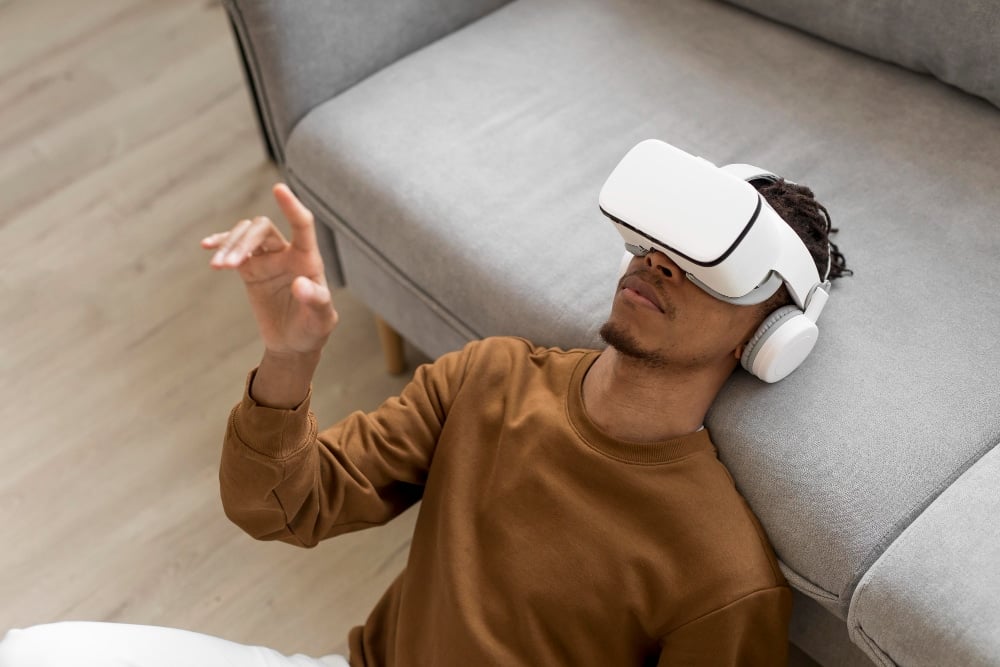 Free photo man with vr glasses on couch
