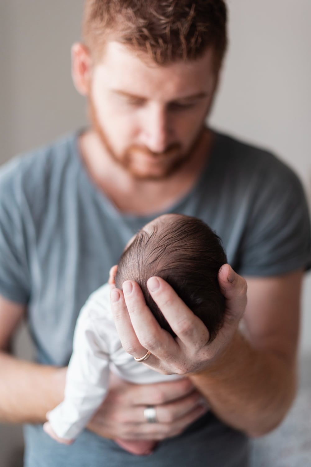 Free photo medium shot blurred father holding baby
