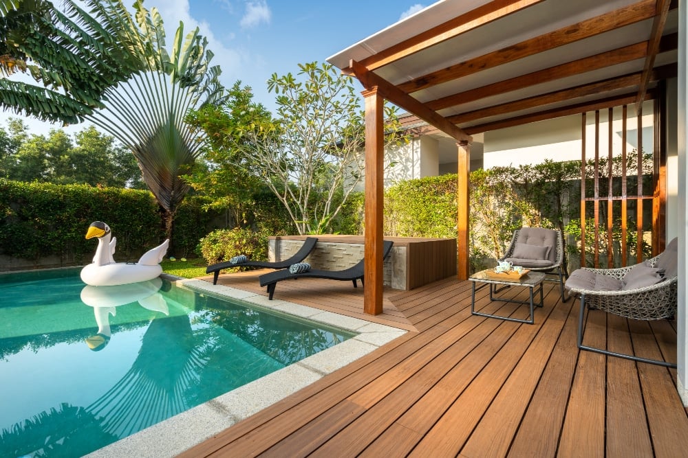 Photo swimming pool in tropical garden villa - wood deck