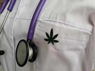 Photo doctor stethoscope with cannabis sign in pocket