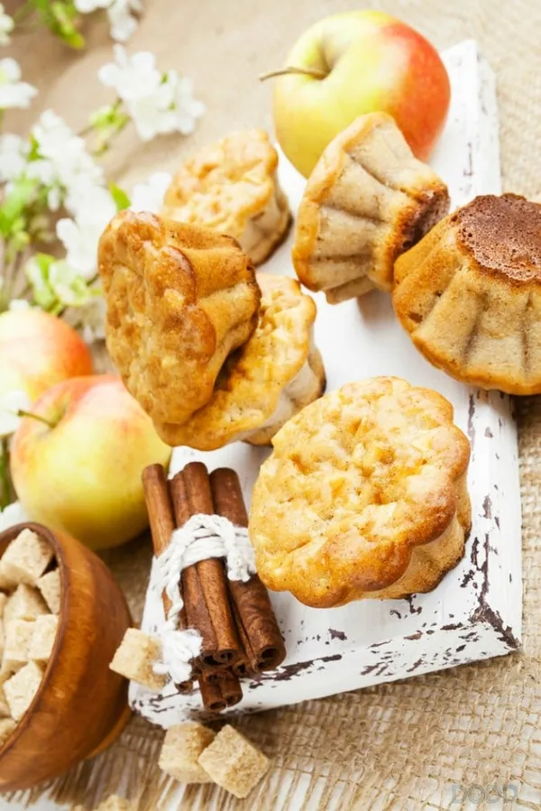 Apple muffins with cinnamon