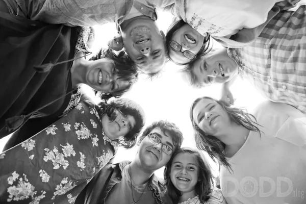 Outdoor vs. Indoor Family Photoshoots: Pros and Cons