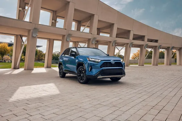 2025 Toyota RAV4 Hybrid XSE AWD: A Sporty and Efficient Crossover