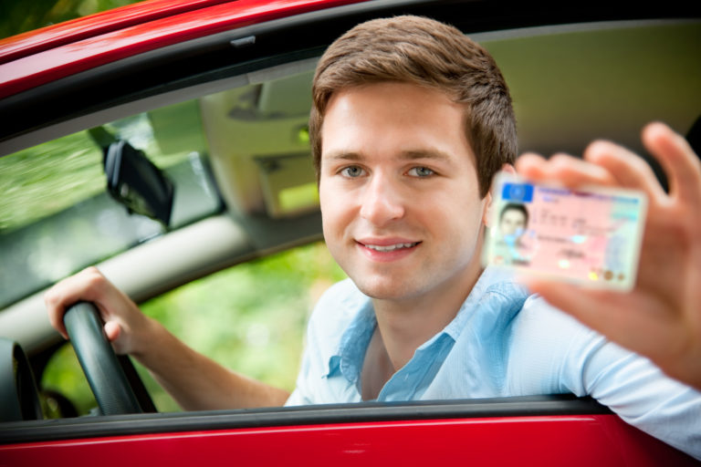 How to Choose the Right Driving School For Teens