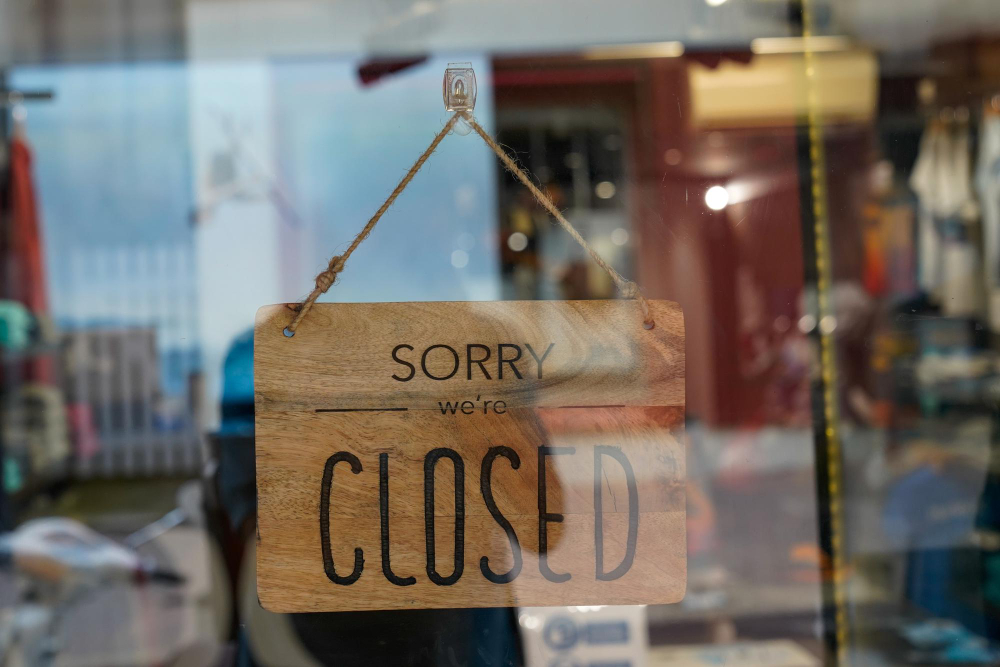 Photo wooden sorry we are closed sign board wood on windows shop restaurant cafe store signboard